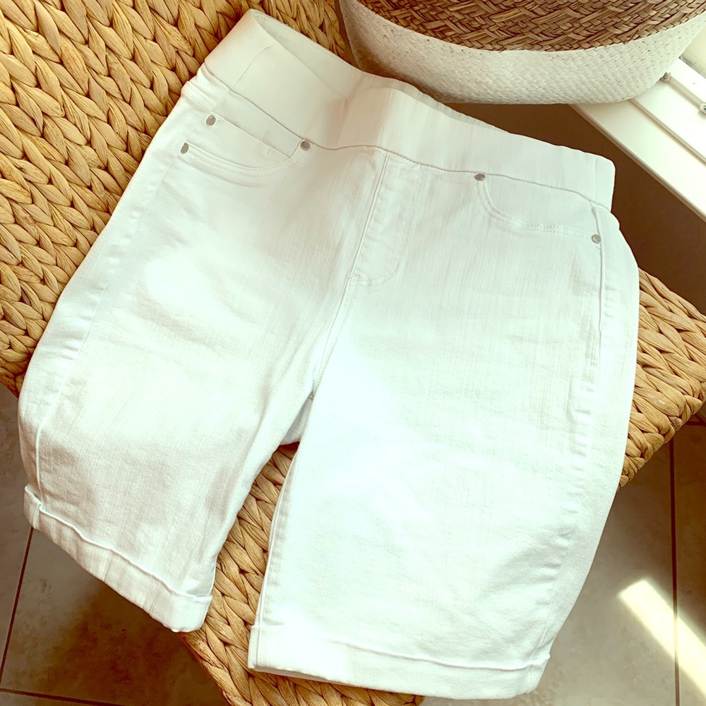 Liverpool white Bermuda short size 8.